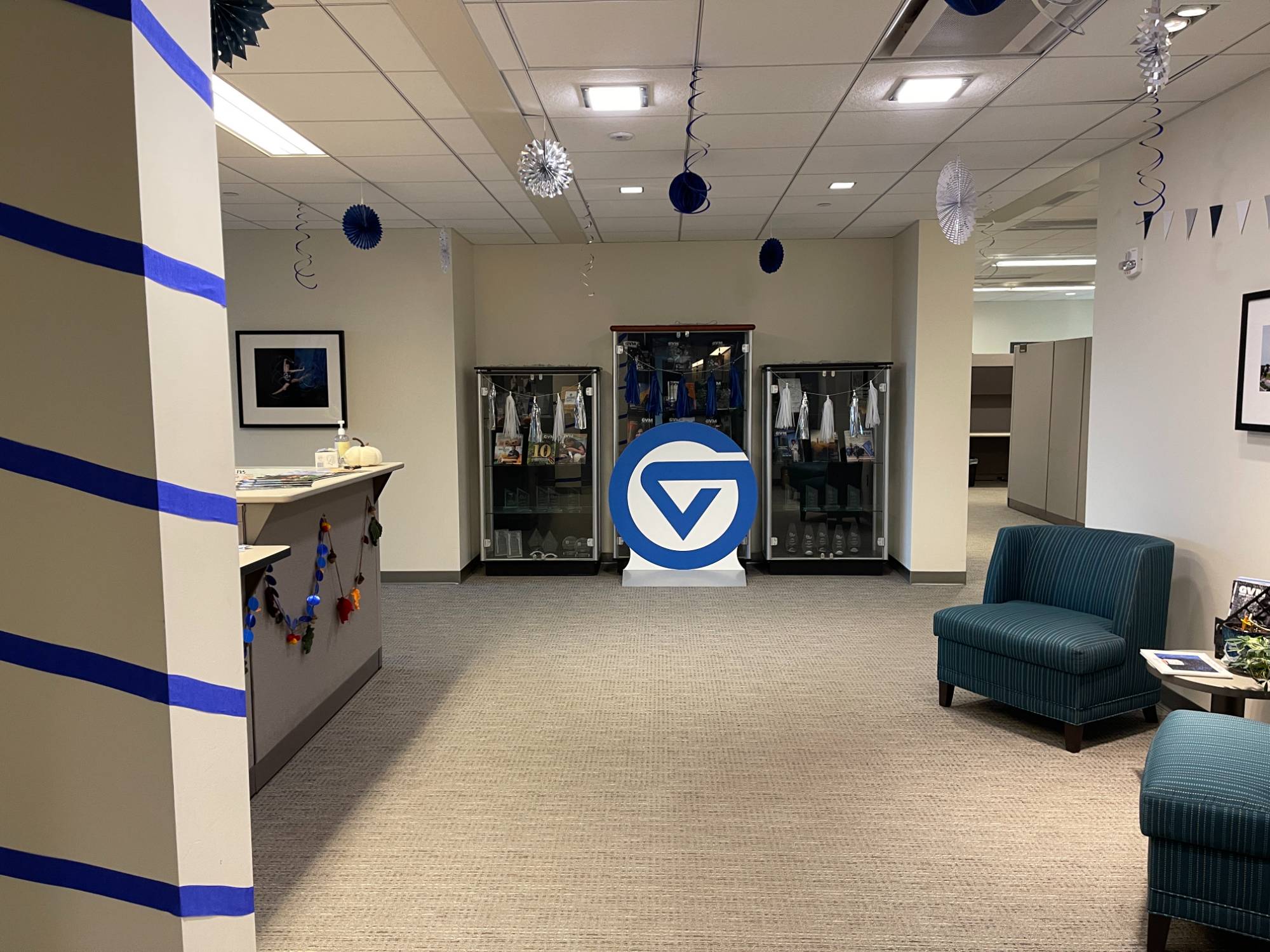 UComm Homecoming decorations, entryway with large circle-G emblem